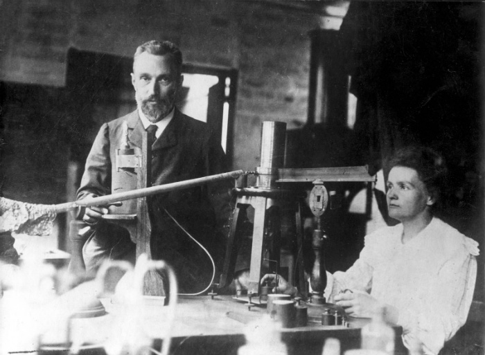 Пьер и Мария Кюри были такими аскетами, что, казалось, наука их одна и интересует. Но на самом деле они нежно любили друг друга. В том числе как учёных.