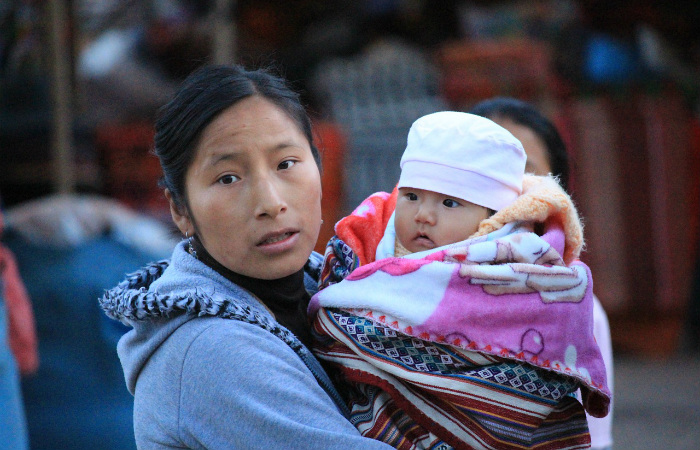У женщин в бывшей стране инков изменились одежда и обращение с детьми, но не лица