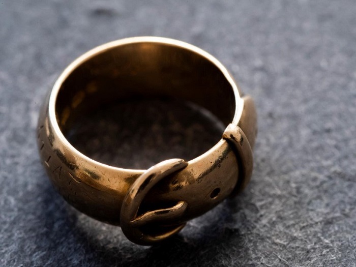 Кольцо, которое Оскар Уайльд подарил своему однокласснику. Хранится в музее колледжа.