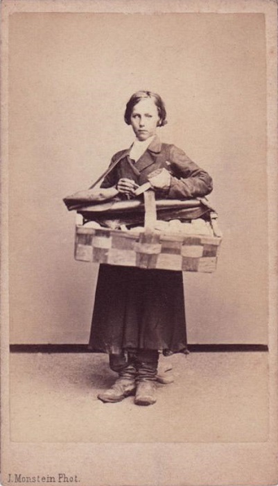 Торговали и мальчики, особенно в России это было популярно. Фото Иосифа Монштейна.