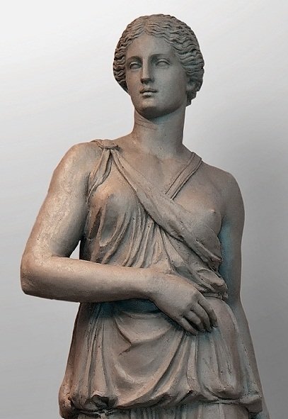 Древние греки изображали амазонок и богиню Артемиду с одной обнажённой грудью.