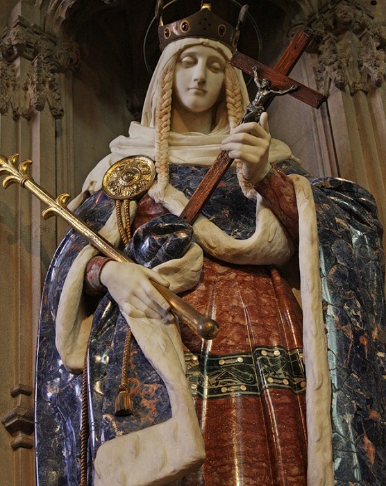 Статуя, изображающая Святую Маргариту Шотландскую, предположительно внучку Ярослава Мудрого.