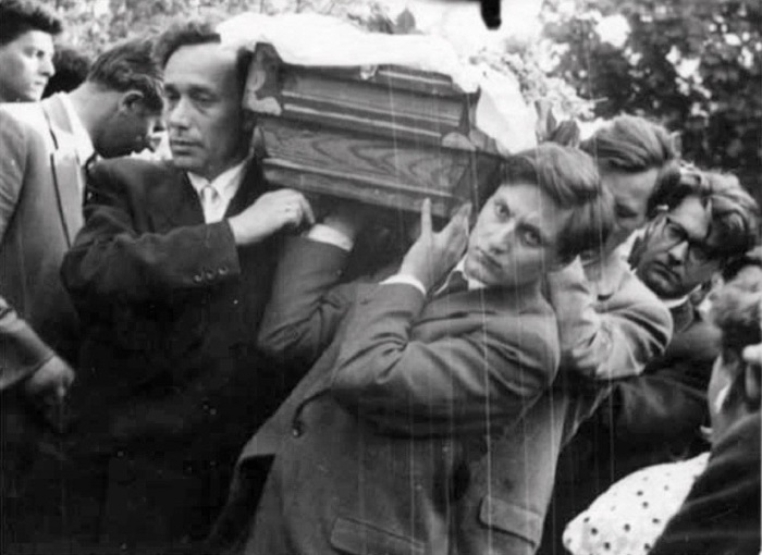 Евгений и Леонид Пастернаки несут гроб своего отца.