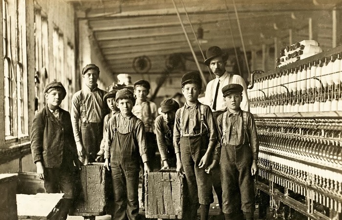 Как работали дети сто-двести лет тому назад и чем это им грозило. Фото: Льюис Хайн.