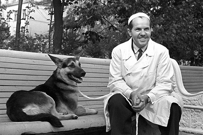 Владимир Демихов и одна из лабораторных собак.