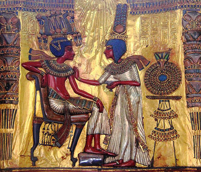 Тутанхамон с супругой.