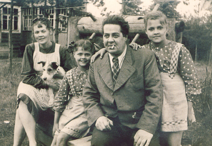 Юрий Васнецов с семьей.