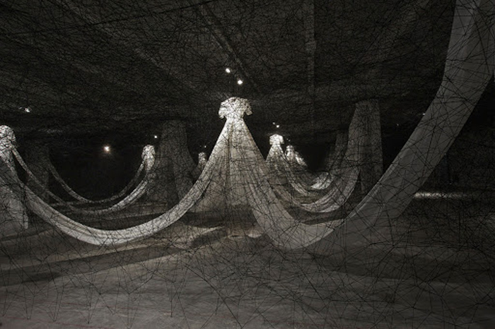 Инсталляция художницы с использованием черных нитей.