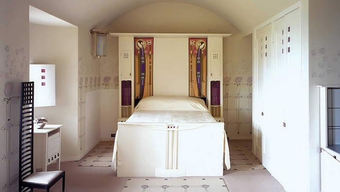 Интерьер Хилл-Хауса с декоративными панно Маргарет Макдональд.