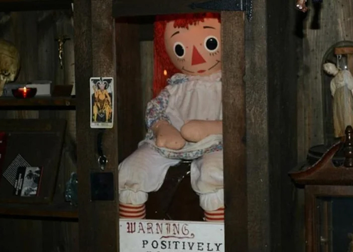 Кукла Аннабель в музее Уорренов.