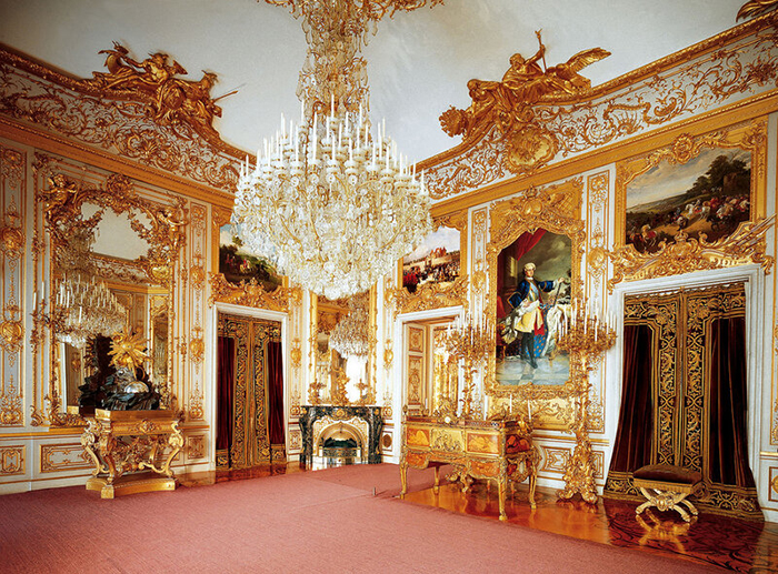 Рабочий кабинет Людвига с портретом французского короля.