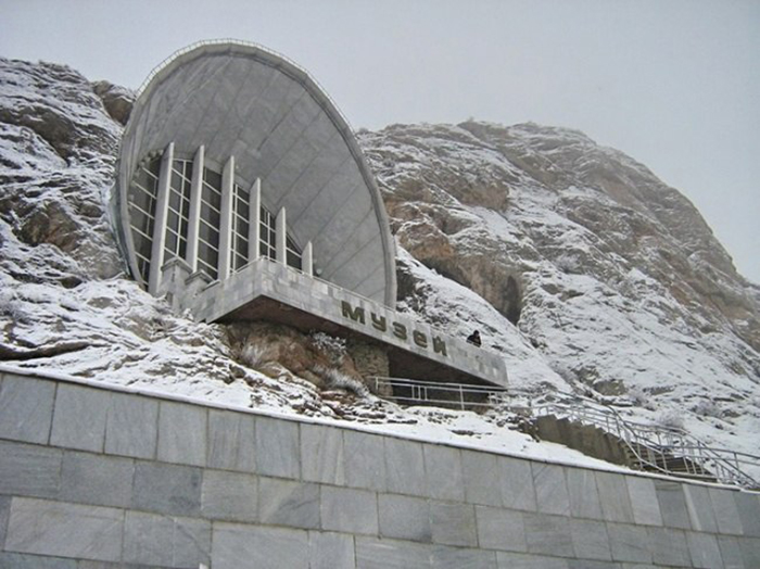 Историко-этнографический музей на горе Сулайман-Тоо, Ош, Киргизия.