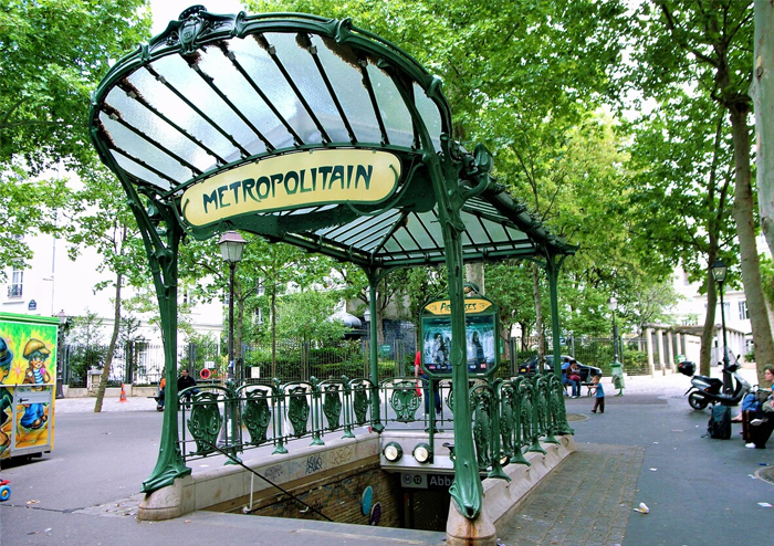 Арка входа в Парижское метро, созданная Гимаром.