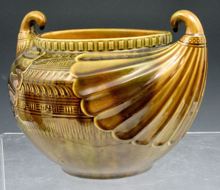 Керамическая ваза с отсылками к греческой архаике.