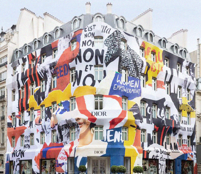 Реновация фасада офиса Dior - Мария Грация Кьюри украсила его феминистскими слоганами.