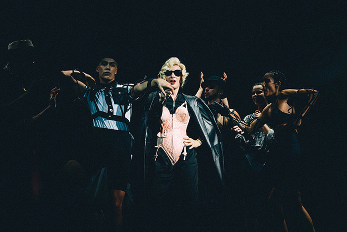 Мадонна в костюме от Готье.