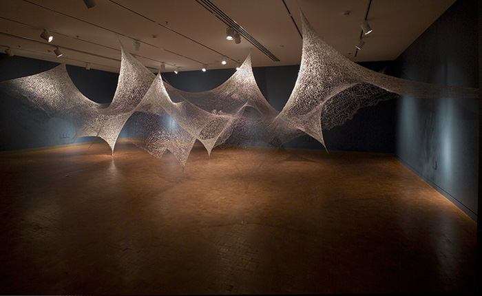 Инсталляция Мичико Агано из плетеного пластика.