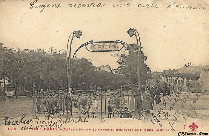 Архивное фото входа в Парижское метро.