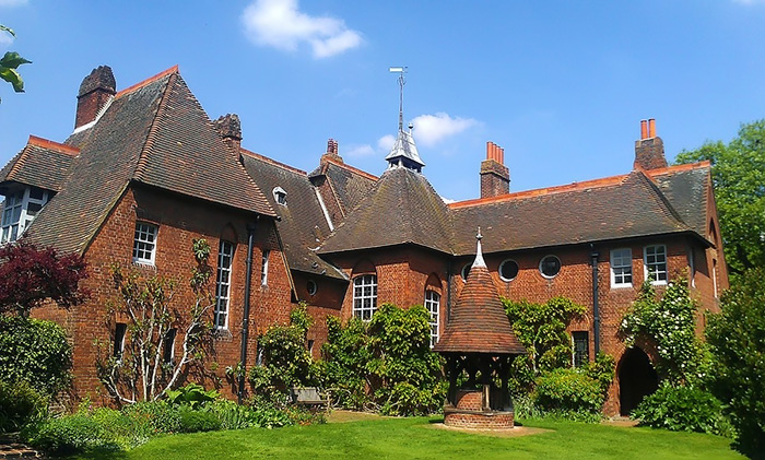 Красный дом - дом Уильяма Морриса, напоминающий средневековый замок.