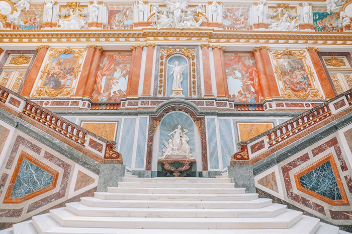 Лестница - копия Посольской лестницы в Версале.