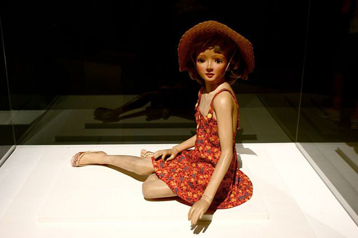 Одна из кукол Бартлетта в музейной экспозиции.