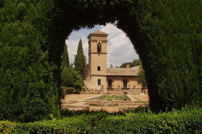 Живописный уголок в саду Альгамбры.