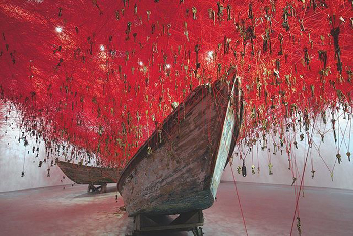 Инсталляция Чихару Шиоты на Венецианской биеннале в 2015 году.