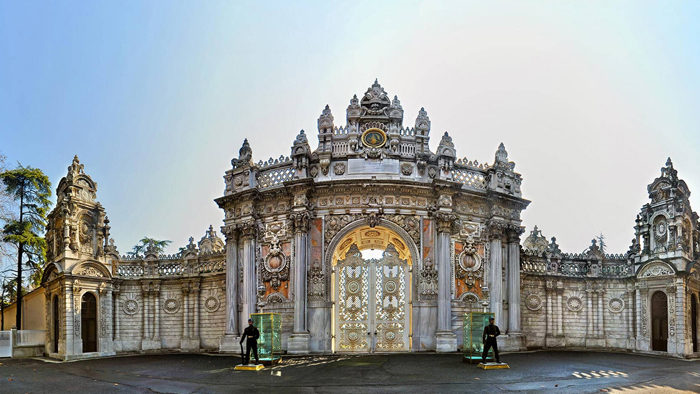 Ворота дворцового комплекса Долмабахче.