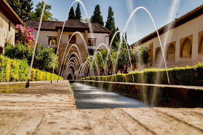 Искусственный водоем в Альгамбре.