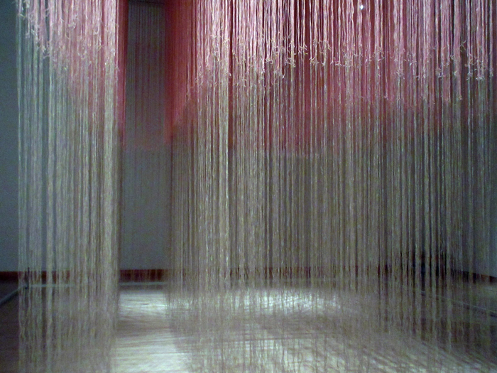 Зеркало вселенной. Инсталляция в форме занавеса из нитей.