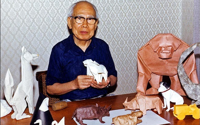 Акира Ёсидзава со своими работами.