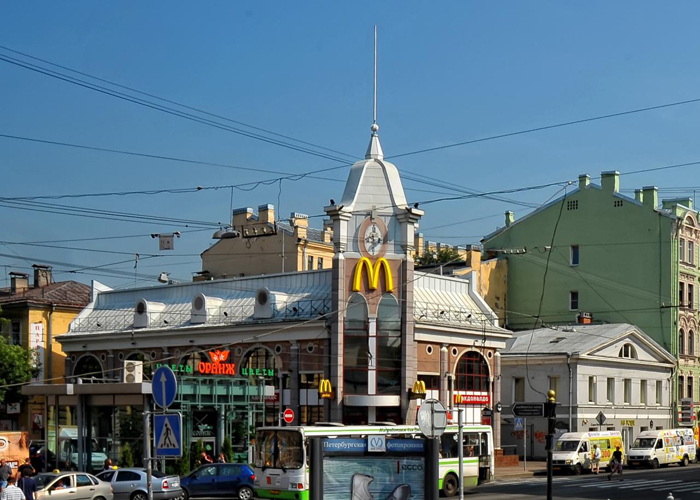 Первый Макдональдс в Санкт-Петербурге и одно из первых зданий в стиле капромантизма.