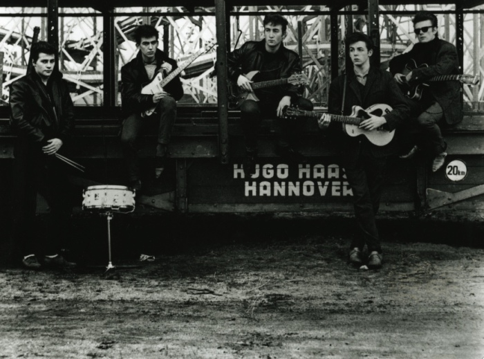 Ранний состав Beatles со Стюартом Сатклиффом и Питом Бестом на гастролях в Гамбурге. /Фото: nme.com