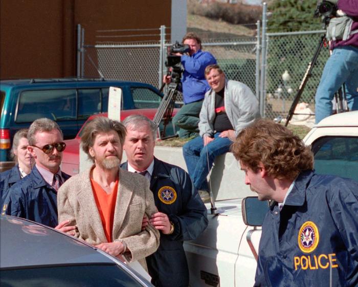 Тед Качинский  под конвоем доставлен в суд, 4 апреля 1996 года. /Фото:  birdinflight.com