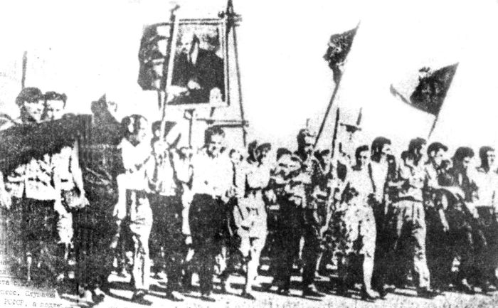Демонстранты движутся к центру города. Снимок, сделанный неизвестным сотрудником КГБ