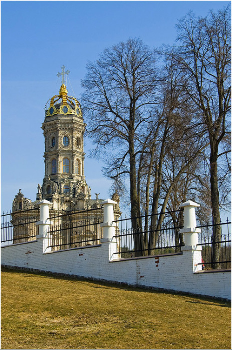 По одной из версий, церковь выстроена в честь примирения с Петром. /Фото:mochaloff.ru