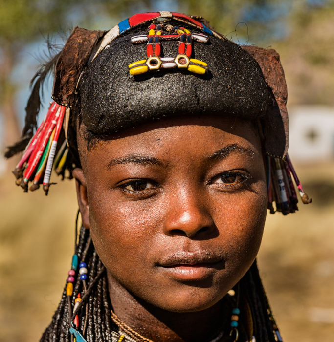Прическа девушки племени мукавана. /Фото:Tariq Zaidi / ZUMA Press 