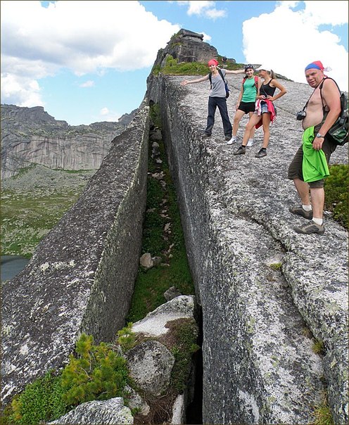 Каменная стена в природном парке Ергаки.