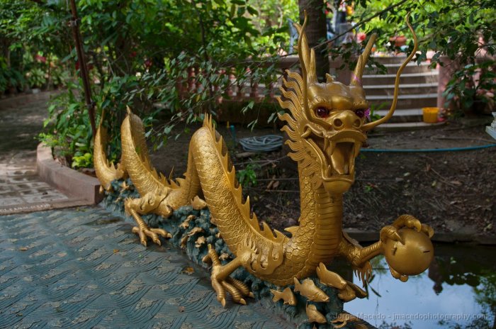 Возле храма можно увидеть такого мини-дракона. /Фото:tourslife.ru