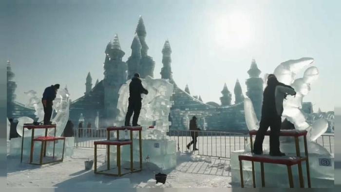 Скульпторы работают над своими ледяными шедеврами. /Фото:euronews.com