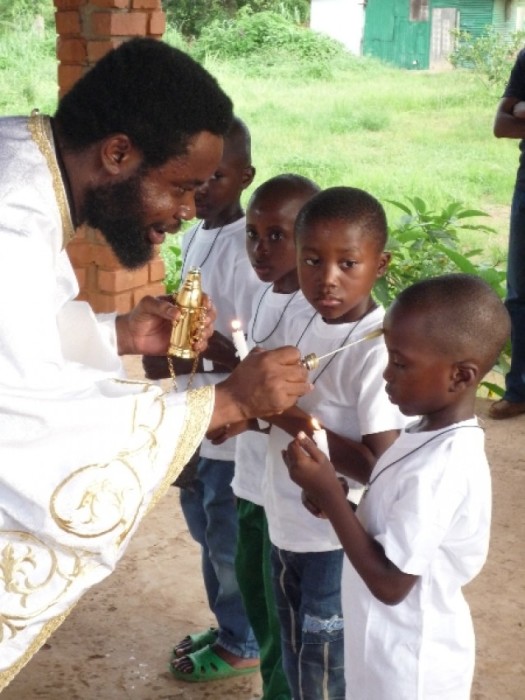 Крещение малышей в Долизи (Конго). /Фото:orthodox-congo.com