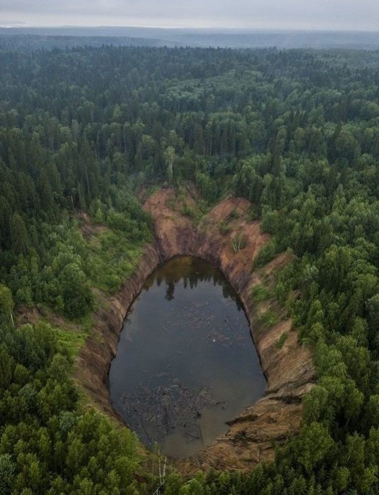 Озеро, возникшее в результате провала. /Фото:yap-helper.ru