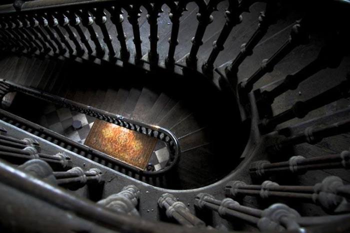  Самая распространенная страшилка - о призраке девочки, упавшей с лестницы. /Фото:tropinki.eu