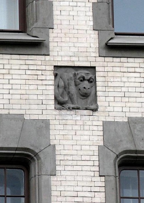 Дом обильно украшен изображениями странных существ. /Фото:liveinternet.ru