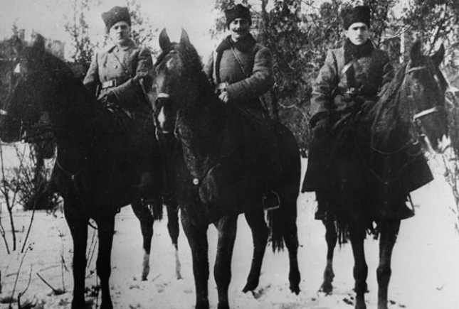 Командиры Первой Конной армии Климент Ворошилов, Семён Буденный и Сергей Минин. 1920 год.