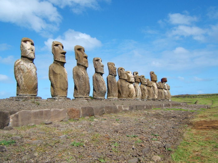 Всего на острове было изготовлено около 900 истуканов, но жители требуют, чтобы им вернули главного - остальные не так важны. /Фото:National Monuments of Chile