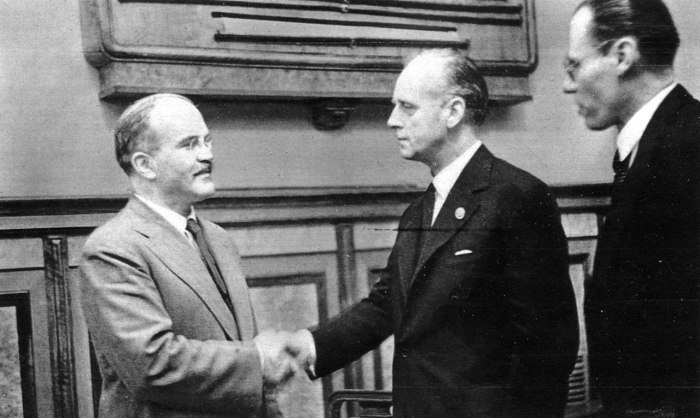 Молотов и Риббентроп после подписания советско-германского договора /Фото: из фонда ЦГАКФД