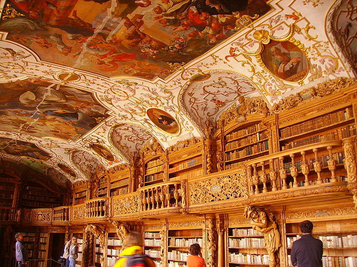 Библиотека сохранила старинное великолепие до наших дней. /Фото:artistiticinesi-ineuropa.ch