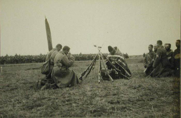 Солдаты одной из армейских частей во время богослужения. Польша, 1914 год. /Фото: topwar.ru