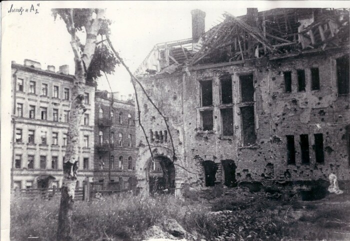 В дома попала бомба. /Фото 1942 года